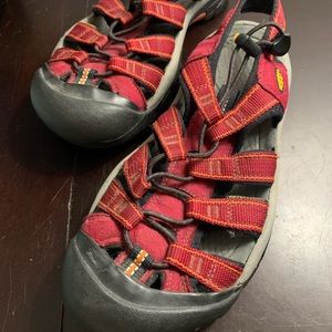 EUC/GUC KEENS outdoor water sandals size 8